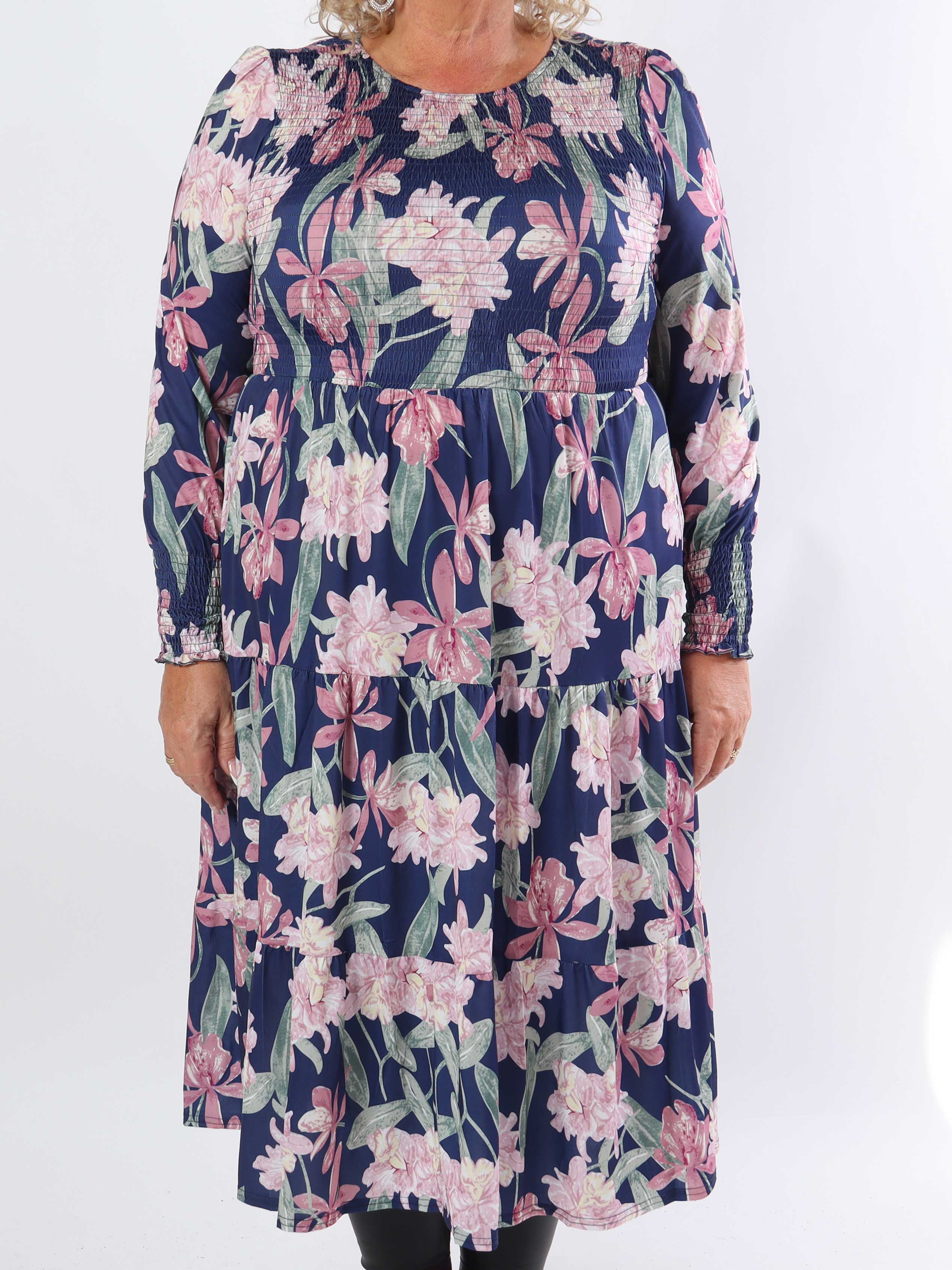 Kelly Flower Dress - Elastisk plus size kjole med smock henover brystet